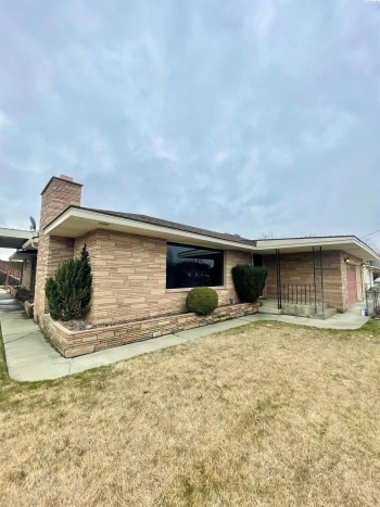 Ave B, Grandview, Washington 98930, 5 Bedrooms Bedrooms, ,2 BathroomsBathrooms,Site Built-owned Lot,For Sale,Ave B,281921