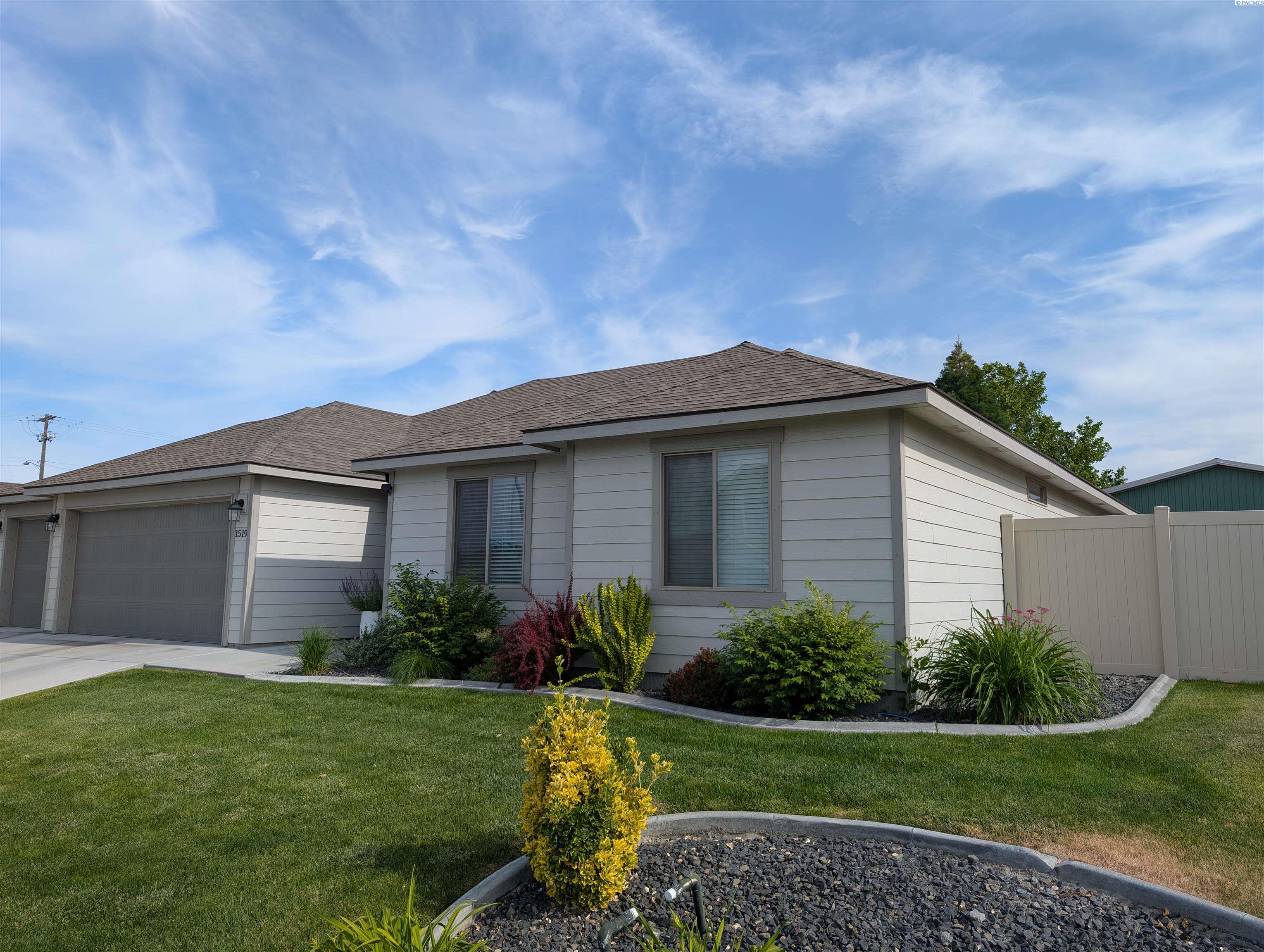 33rd Place, Kennewick, Washington 99337-2424, 3 Bedrooms Bedrooms, 0 ,2 BathroomsBathrooms,Houses,For Sale,33rd Place,0,284769