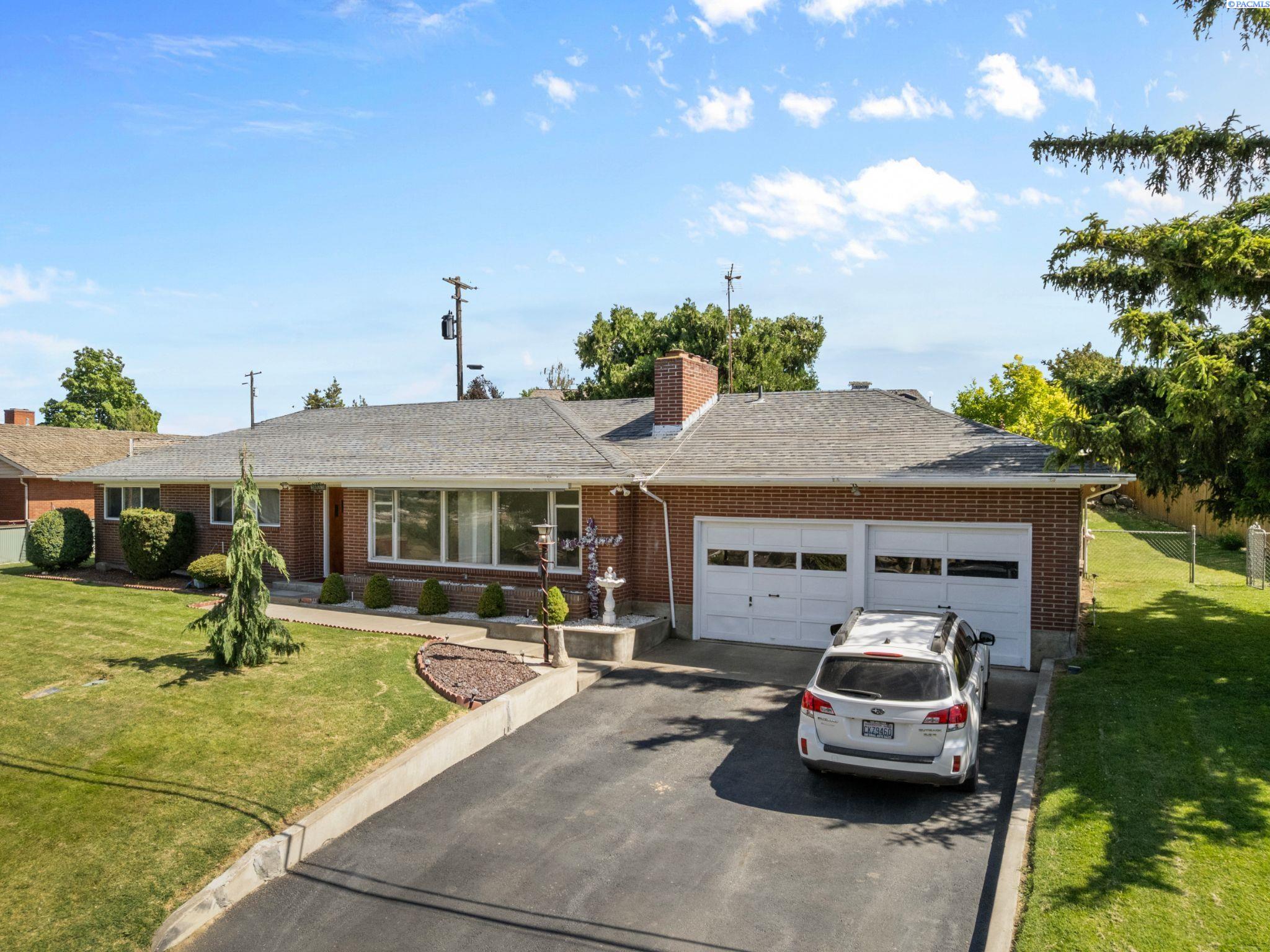 Grandview Avenue, Sunnyside, Washington 98944, 3 Bedrooms Bedrooms, 0 ,2 BathroomsBathrooms,Houses,For Sale,Grandview Avenue,0,281247