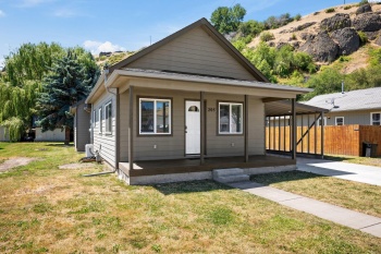 8th St, Colfax, Washington 99111, 3 Bedrooms Bedrooms, ,2 BathroomsBathrooms,For Sale,8th St,285583