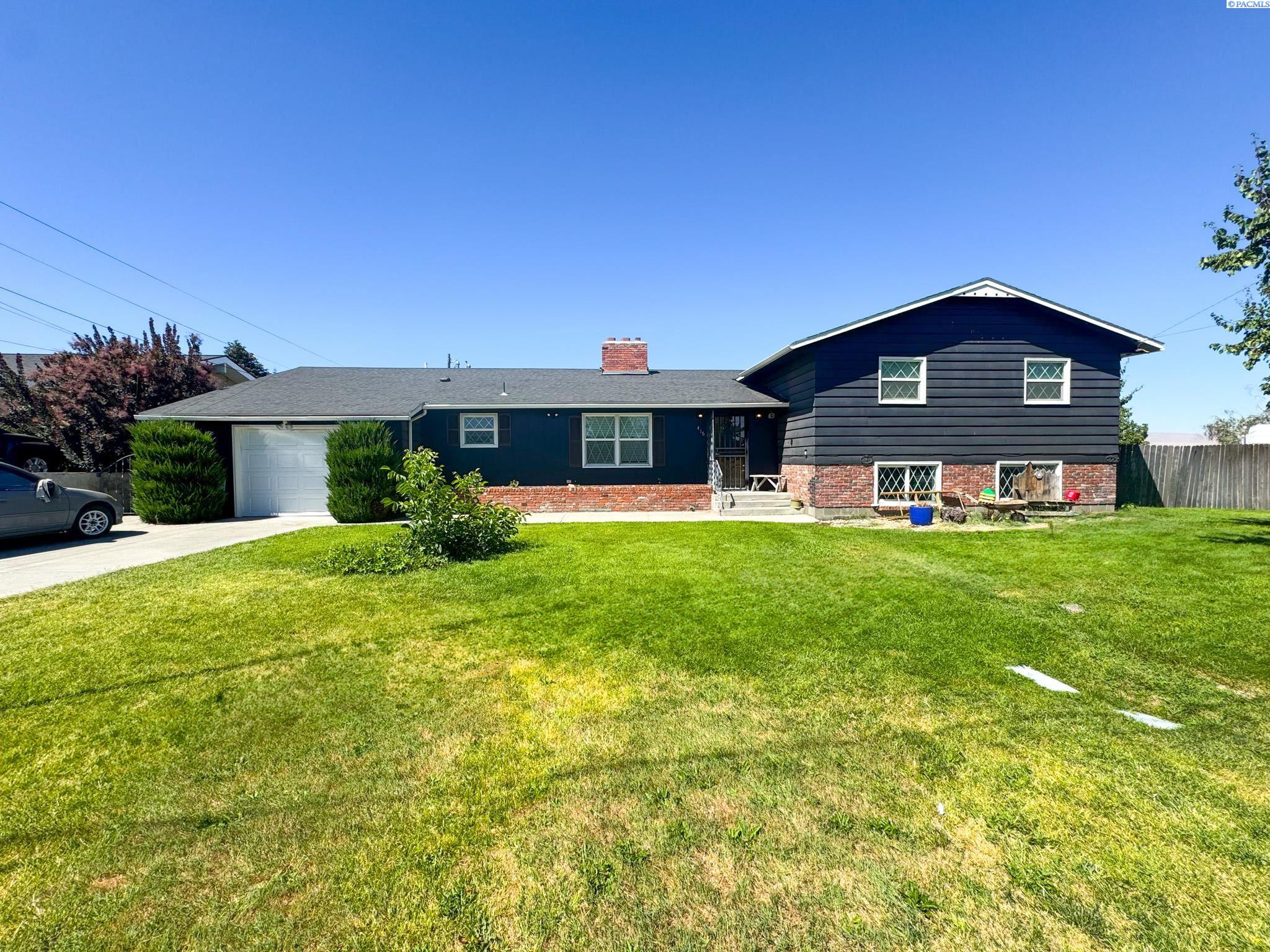 Grandview Ave., Sunnyside, Washington 98944, 4 Bedrooms Bedrooms, 0 ,3 BathroomsBathrooms,Houses,For Sale,Grandview Ave.,0,285898