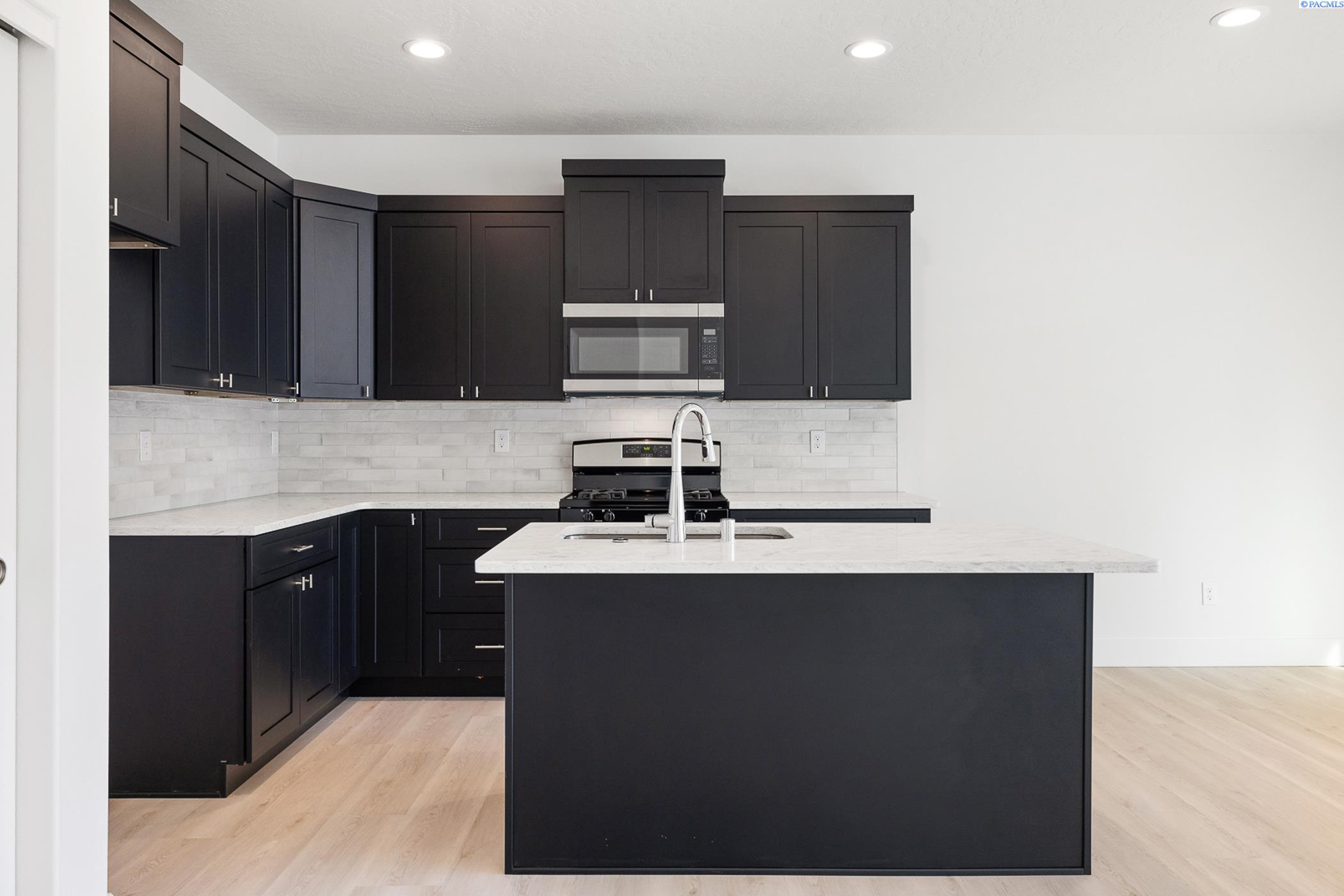 Underwood Pl, Kennewick, Washington 99337, 6 Bedrooms Bedrooms, 0 ,6 BathroomsBathrooms,Multi-family,For Sale,Underwood Pl,0,287258