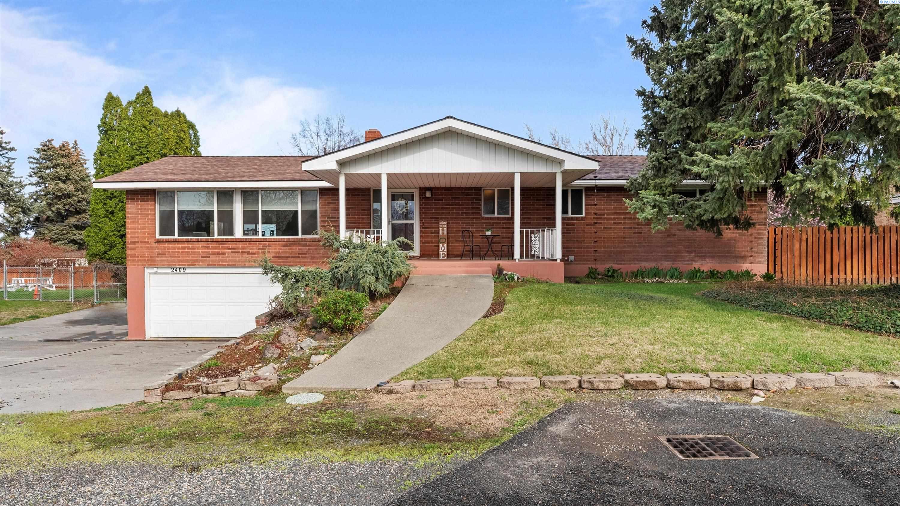 Fruitland St, Kennewick, Washington 99337, 4 Bedrooms Bedrooms, 0 ,3 BathroomsBathrooms,Houses,For Sale,Fruitland St,0,287305