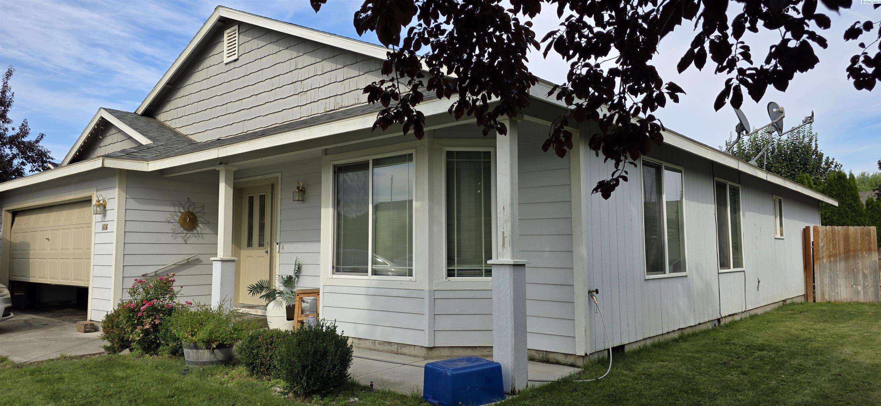 Bountiful Ave, Sunnyside, Washington 98944, 3 Bedrooms Bedrooms, 0 ,2 BathroomsBathrooms,Houses,For Sale,Bountiful Ave,0,287347
