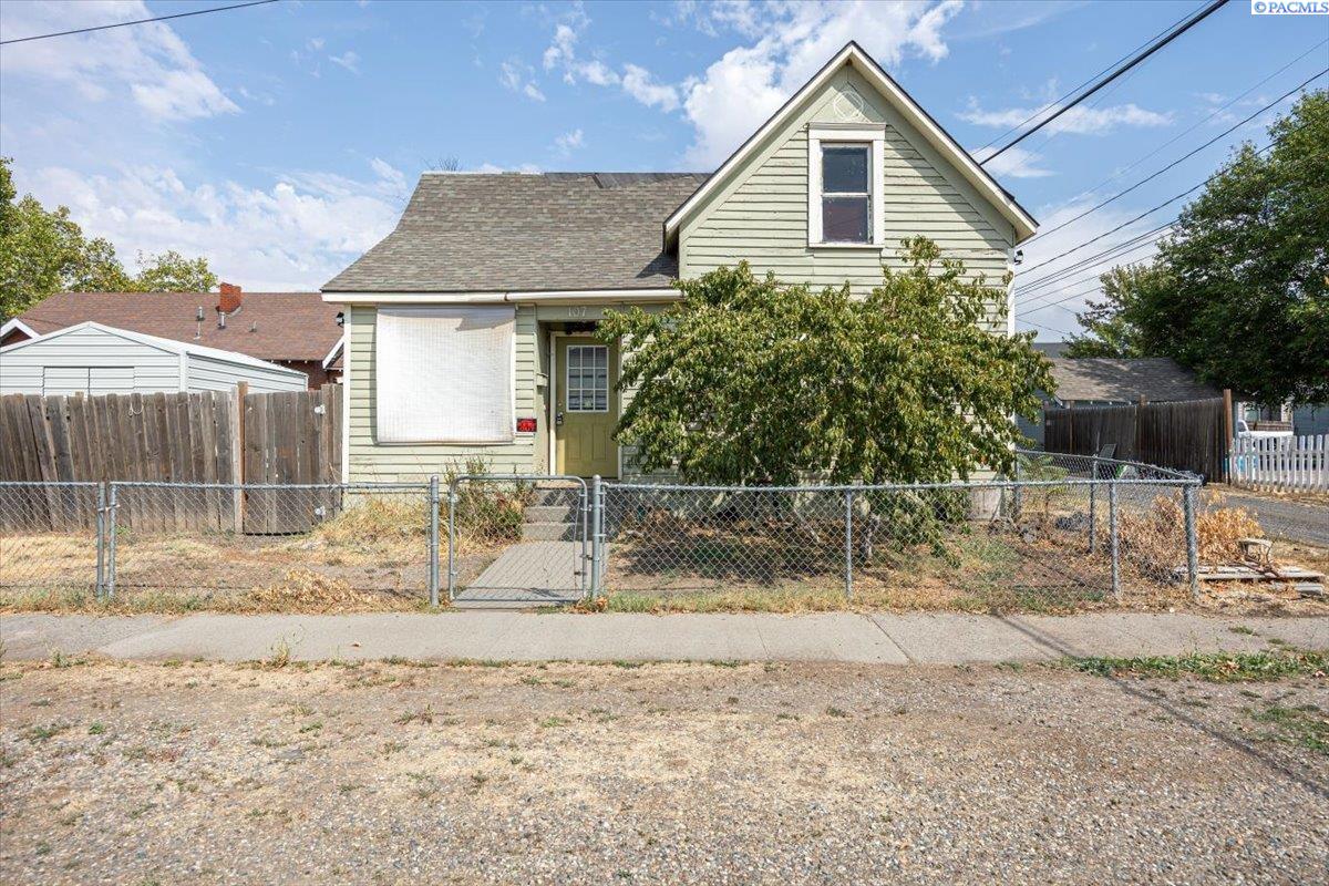 8th, Walla Walla, Washington 99362, 4 Bedrooms Bedrooms, 0 ,1 BathroomBathrooms,Houses,For Sale,8th,0,287471