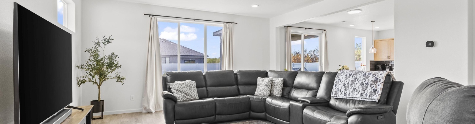 Pearl Ave, Grandview, Washington 98930, 3 Bedrooms Bedrooms, 0 ,3 BathroomsBathrooms,Houses,For Sale,Pearl Ave,0,287797