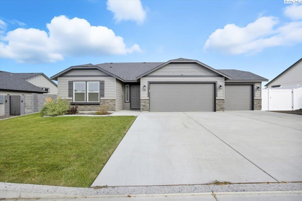 Bitters Lp, Grandview, Washington 98930-6115, 3 Bedrooms Bedrooms, 0 ,2 BathroomsBathrooms,Houses,For Sale,Bitters Lp,0,288011