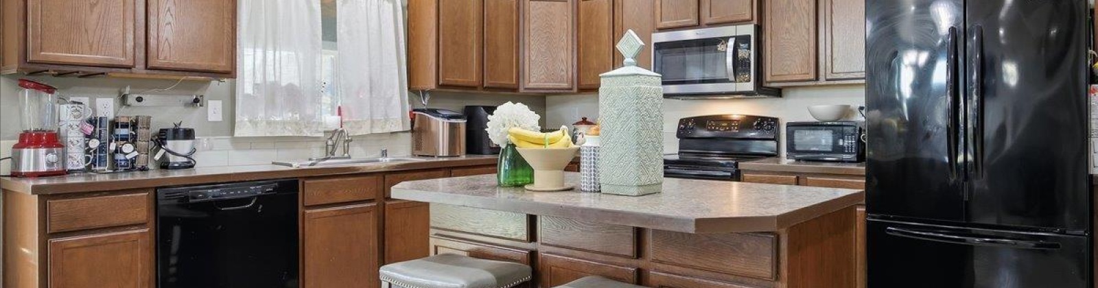 8th Place, Kennewick, Washington 99336, 4 Bedrooms Bedrooms, 0 ,3 BathroomsBathrooms,Houses,For Sale,8th Place,0,288551