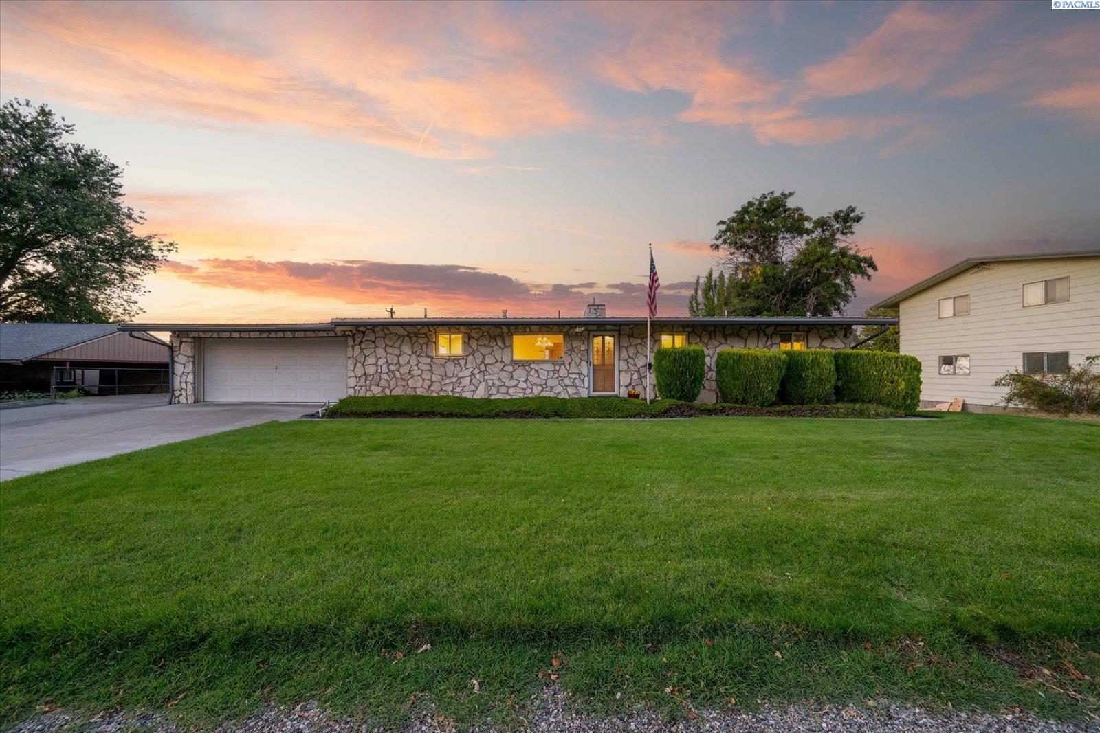 Willamette Ave, Kennewick, Washington 99336, 4 Bedrooms Bedrooms, 0 ,4 BathroomsBathrooms,Houses,For Sale,Willamette Ave,0,288697