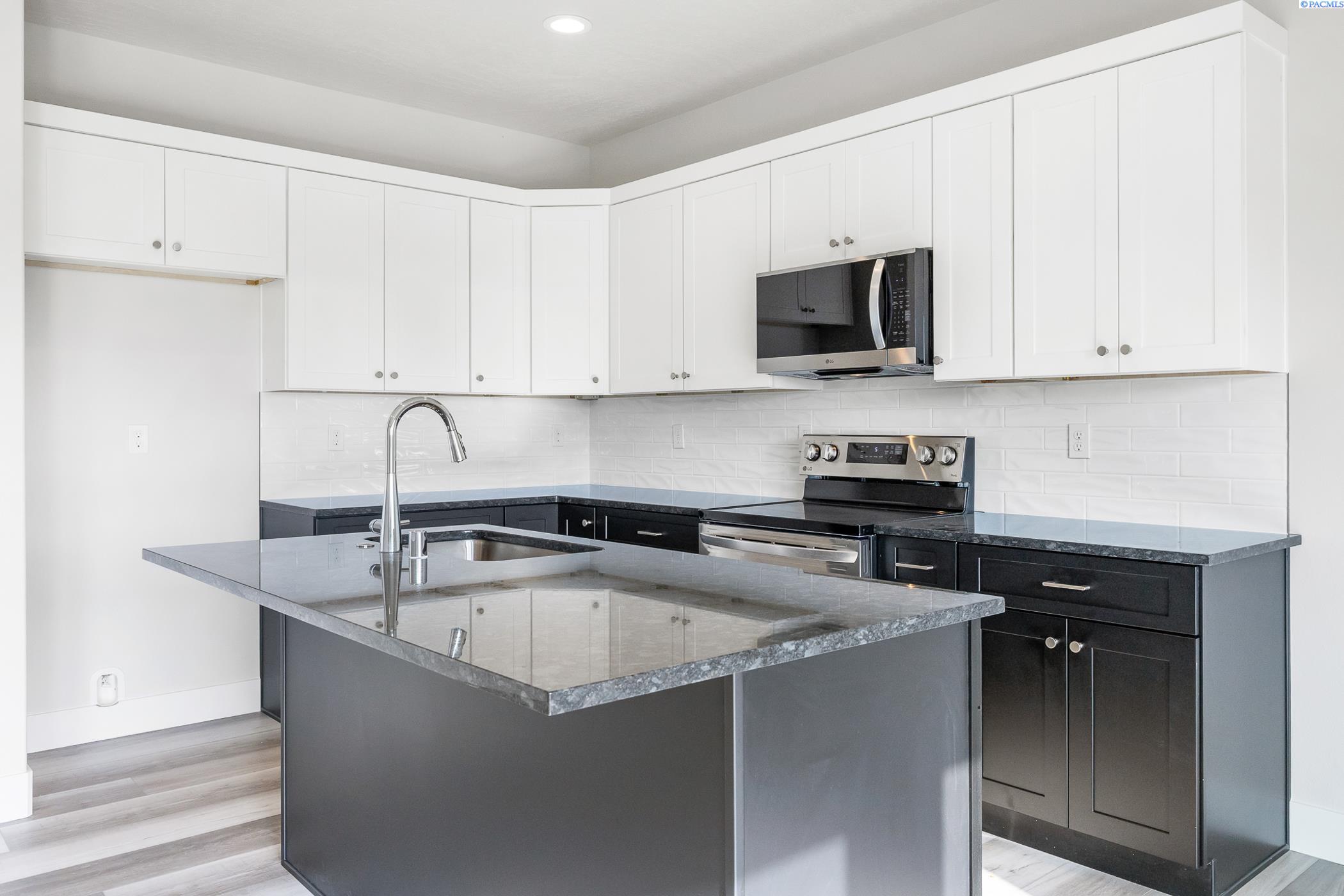 Grapevine Ct, West Richland, Washington 99353, 3 Bedrooms Bedrooms, 0 ,3 BathroomsBathrooms,Condos/townhomes,For Sale,Grapevine Ct,0,288871