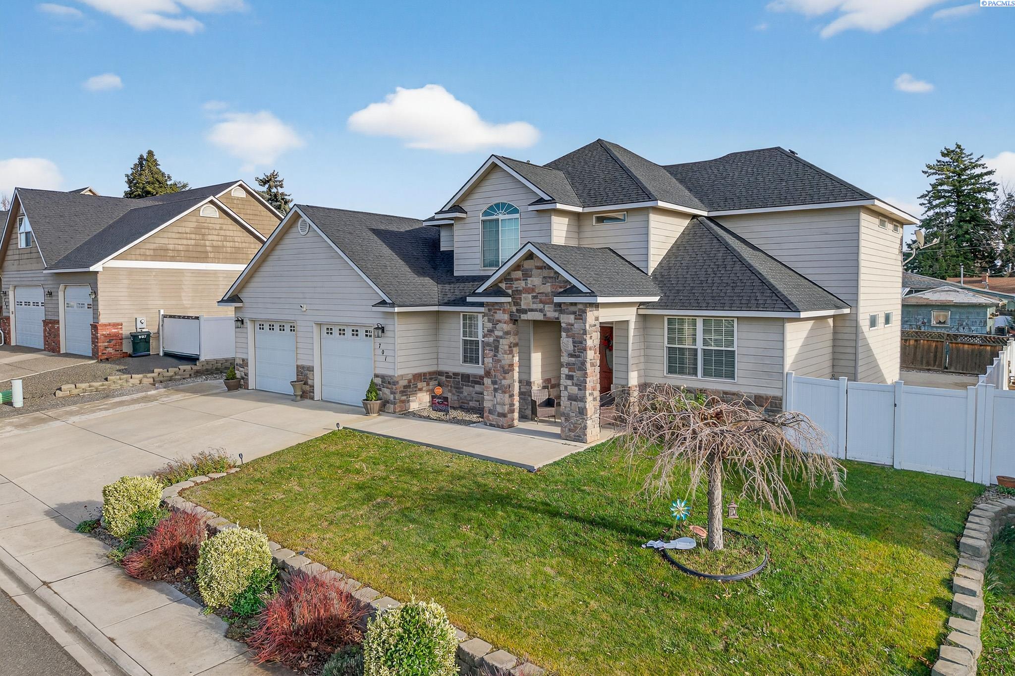 Broadway, Grandview, Washington 98930, 4 Bedrooms Bedrooms, 0 ,3 BathroomsBathrooms,Houses,For Sale,Broadway,0,289388