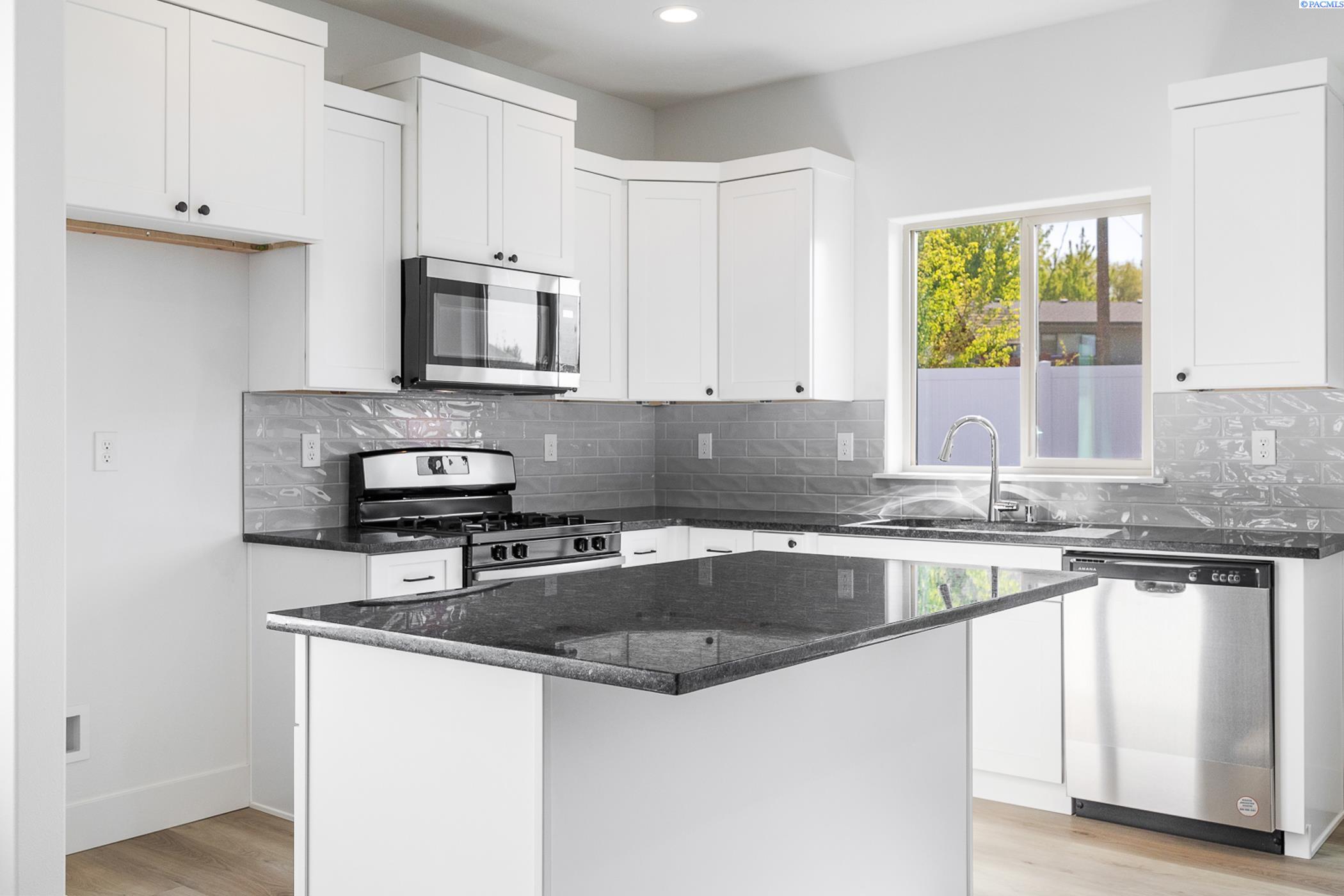 Underwood Pl, Kennewick, Washington 99337, 6 Bedrooms Bedrooms, 0 ,6 BathroomsBathrooms,Multi-family,For Sale,Underwood Pl,0,289868